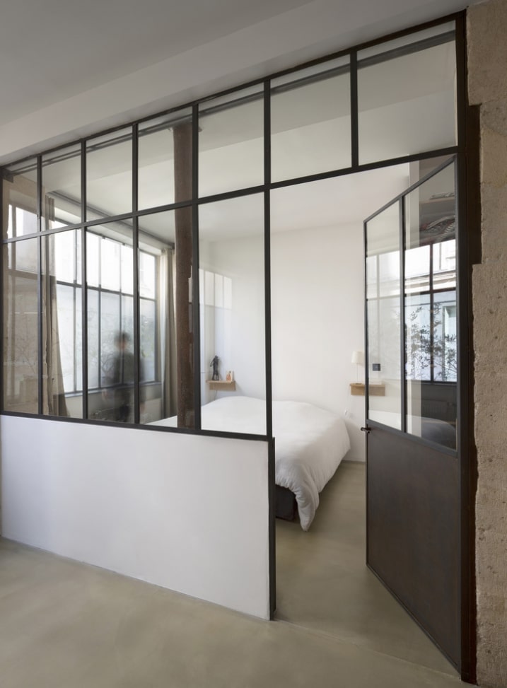 Chambre de Loft avec porte métallique