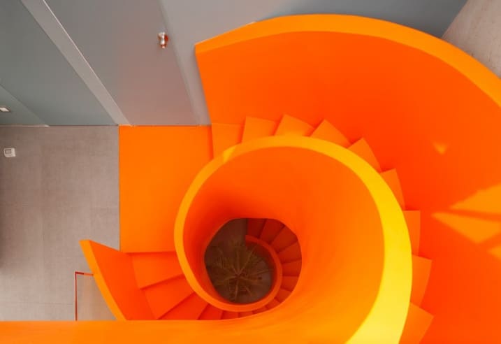 Escalier colimaçon orange