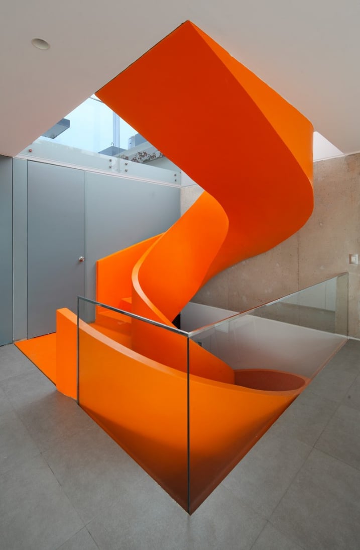 Escalier design dans maison contemporaine