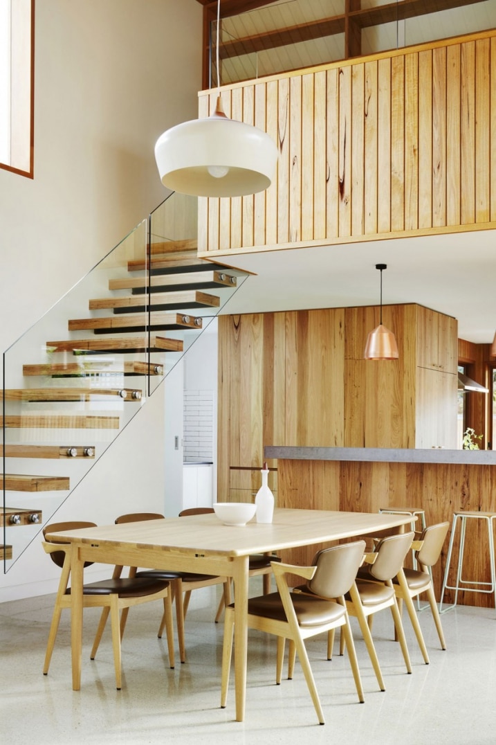 Escalier suspendu avec garde-corps verre