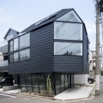 Maison avec facade en tole noir