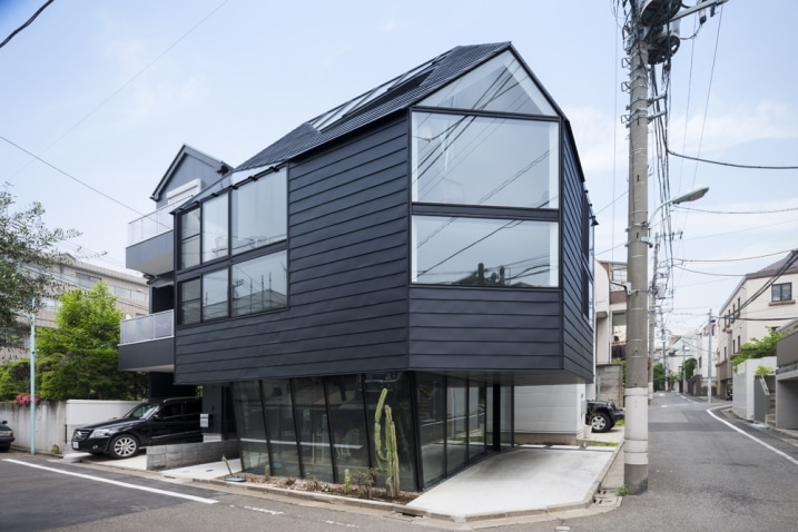 Maison avec facade en tole noir