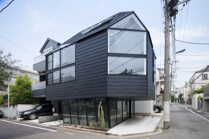 Maison avec facade en tole noir