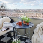 Petit balcon avec une table