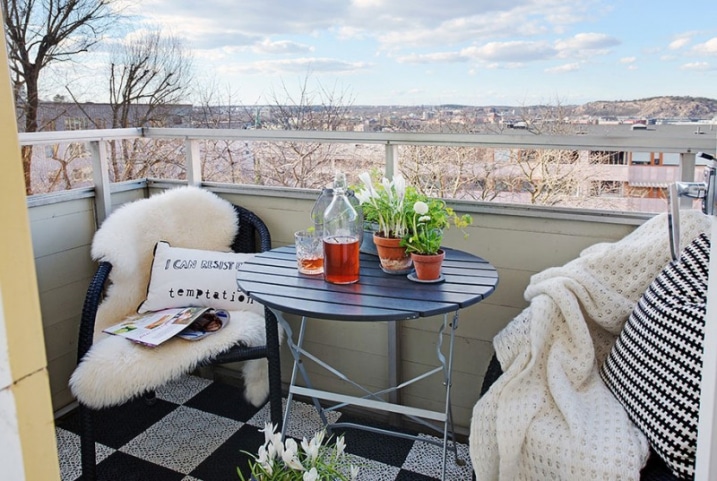 Petit balcon avec une table