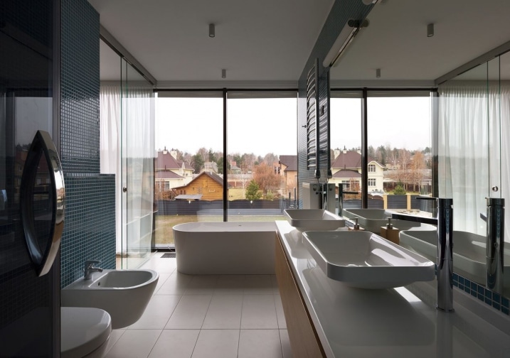 Salle de bain avec baie vitrée