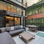 Terrasse design avec canape et table