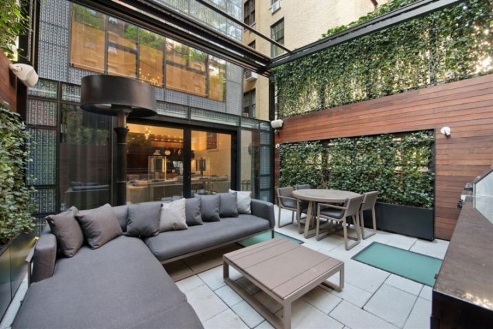 Terrasse design avec canape et table