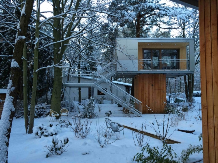 Cabanes dans arbres avec balcon