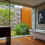 Salle de bain avec murs de verre