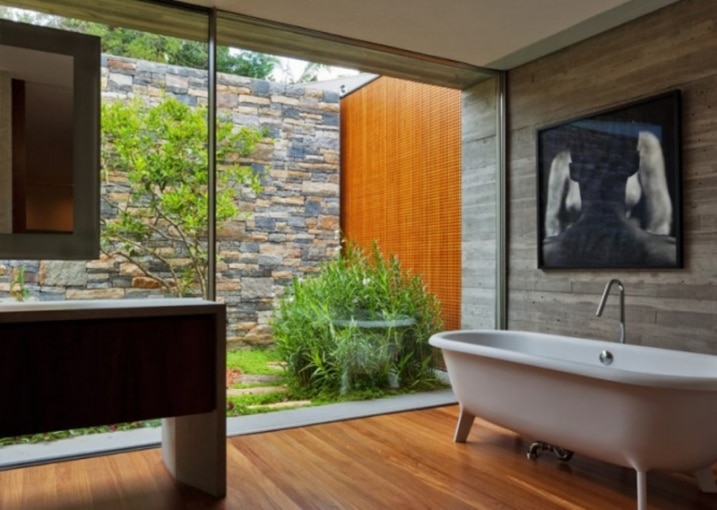 Salle de bain avec murs de verre