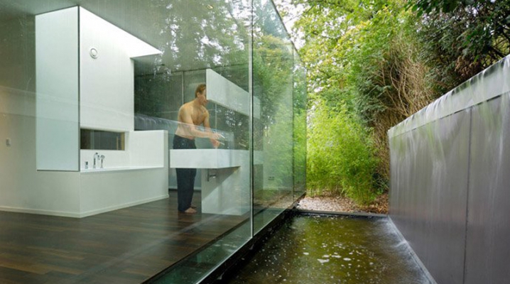 Salle de bain avec grandes baies vitrees