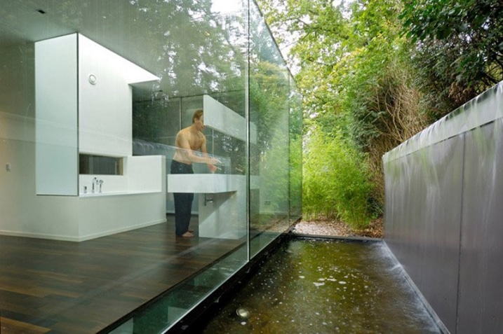 Salle de bain avec grandes baies vitrees