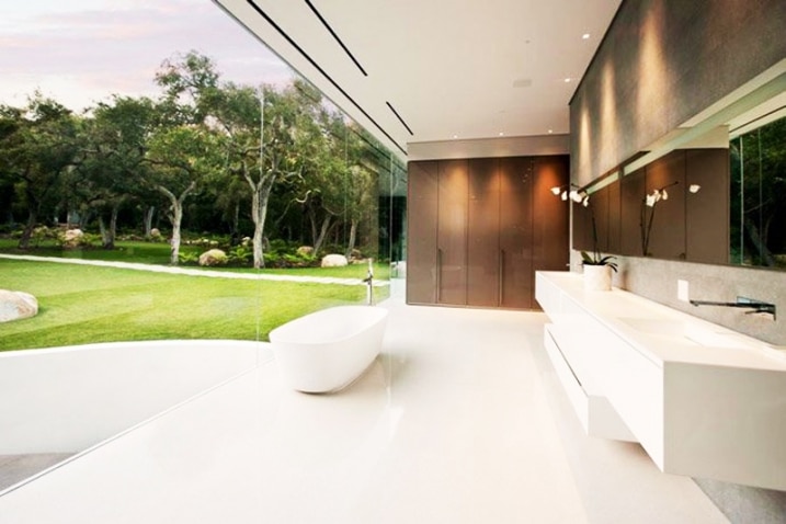 Salle de bain avec vue sur jardin