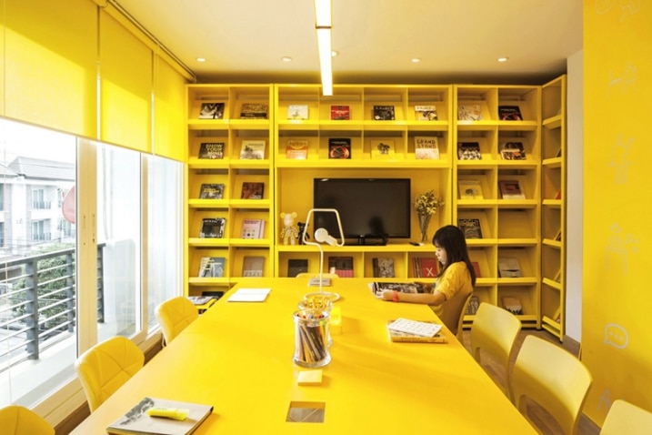 Salle de réunion jaune