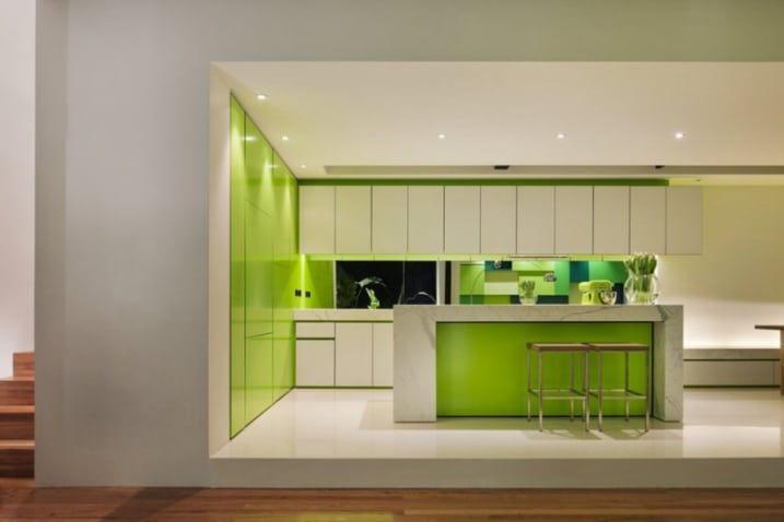 Cuisine design blanche et verte