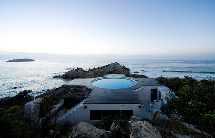 Maison contemporaine avec piscine sur le toit