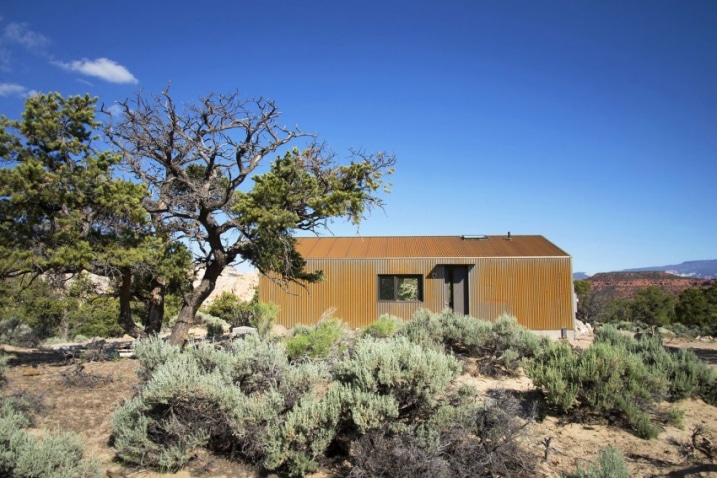 Maison en bois et en tole