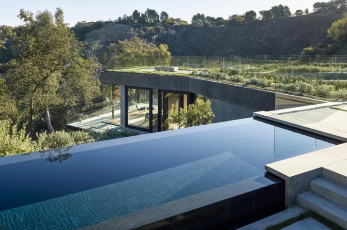 Piscine contemporaine à débordement