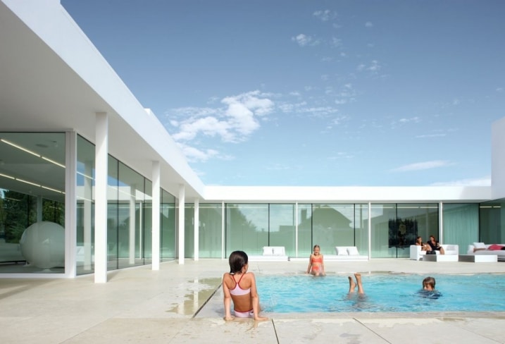 Piscine dans une villa contemporaine