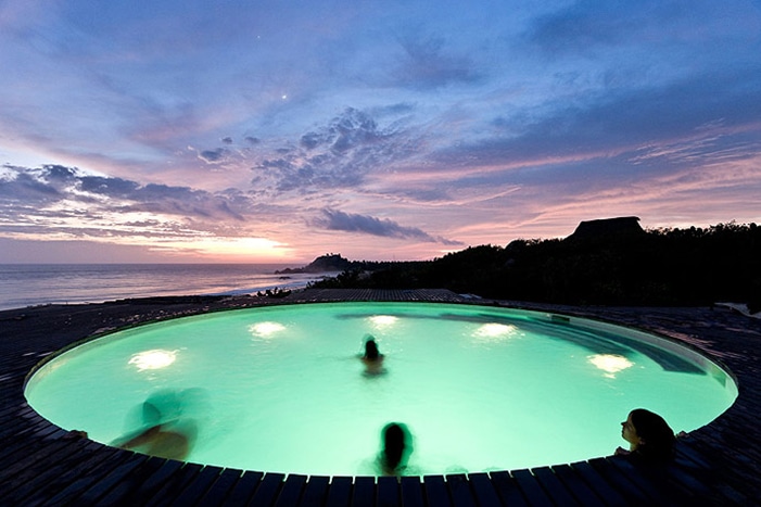 Piscine ronde avec terrasse teck