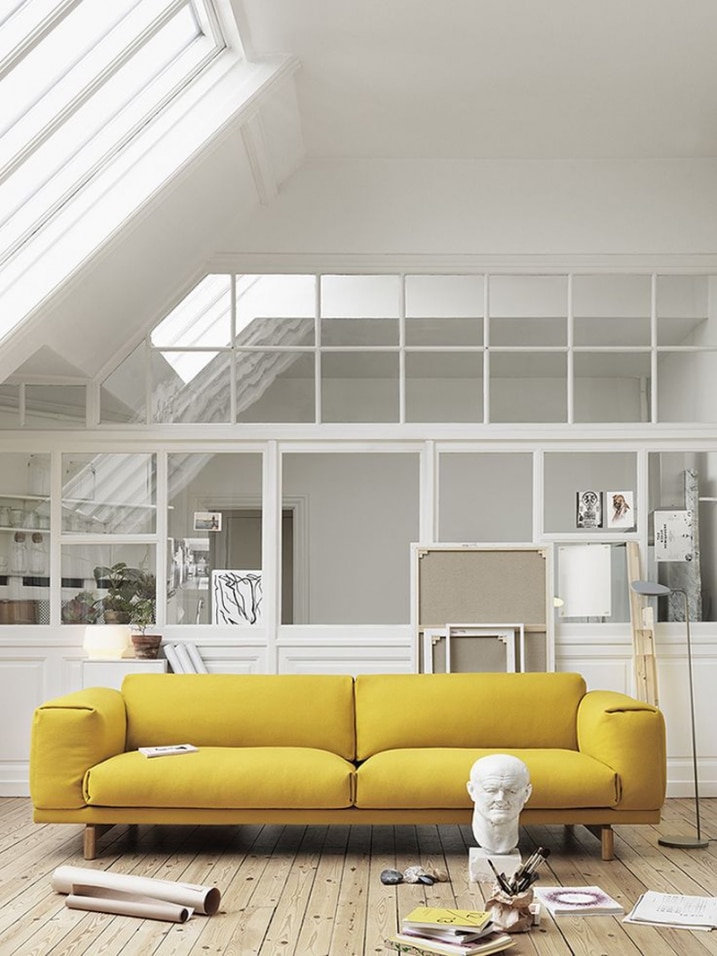 Canapé jaune dans loft