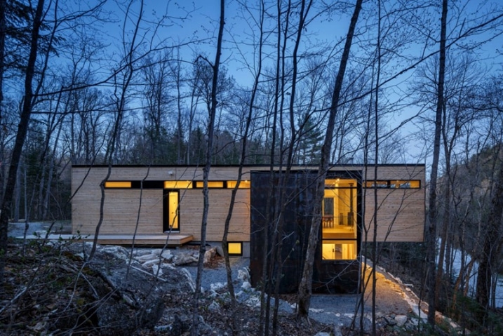 Maison en bois dans la foret