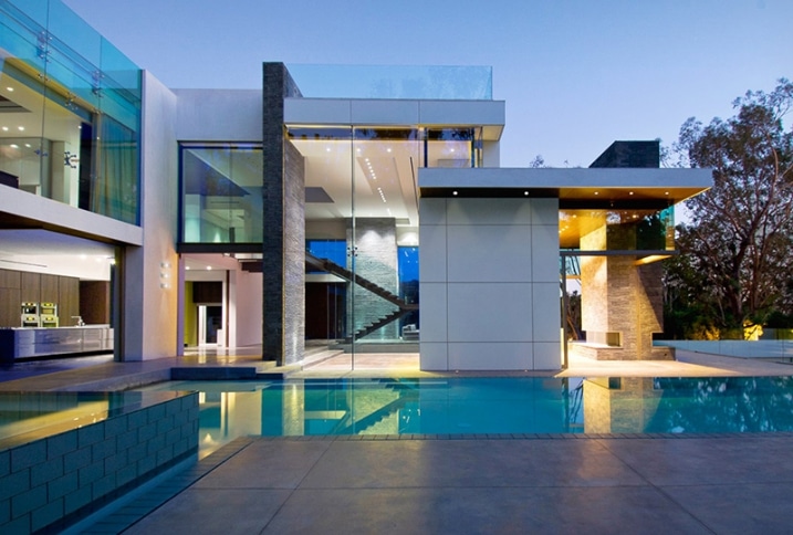 Maison en verre avec piscine