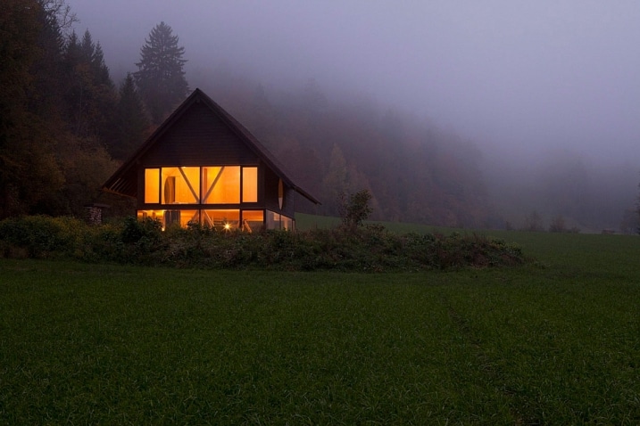 Photo chalet dans la brume