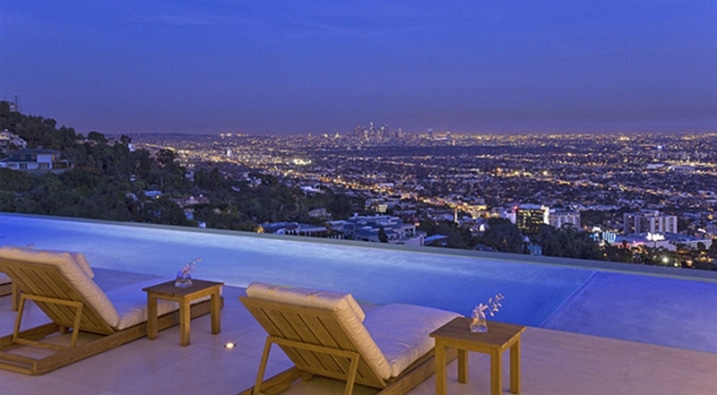 Piscine avec vue sur la ville de los angeles