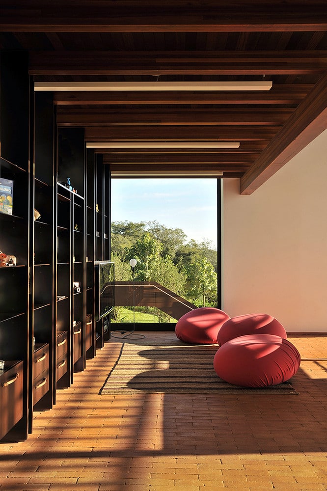 Pouf en forme de boule rouge