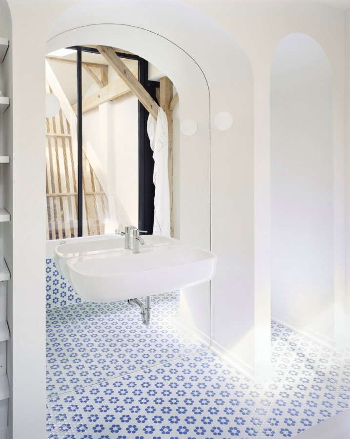 Salle de bain carrelage fleurs