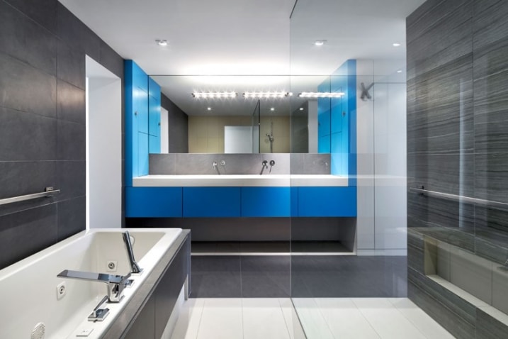 Salle de bain grise et bleue