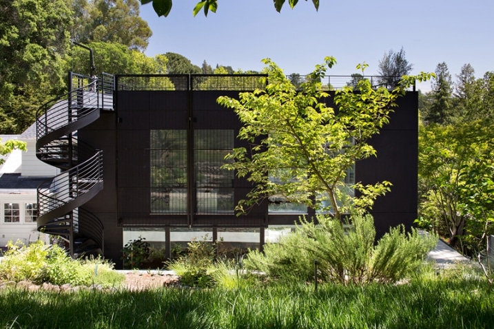 Maison noire avec rooftop