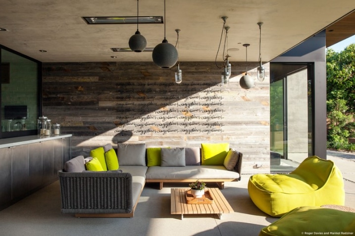Mur en bois avec inscriptions
