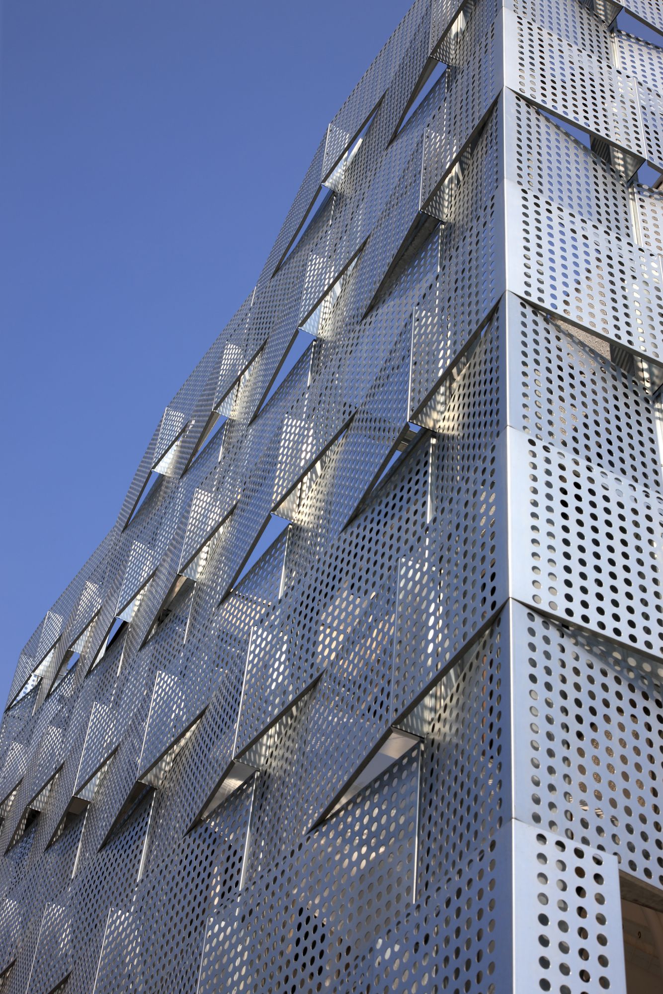 Exemple façade perforée acier