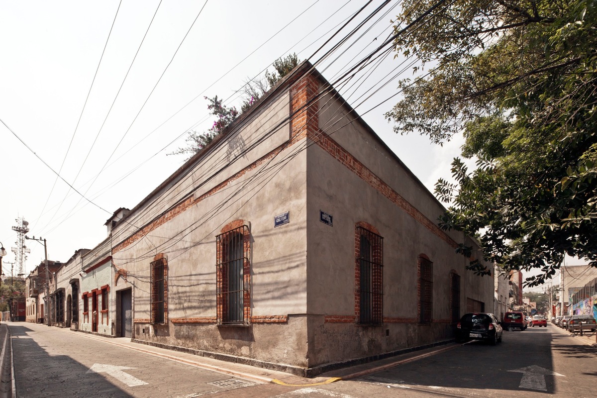 Maison entourée de murs