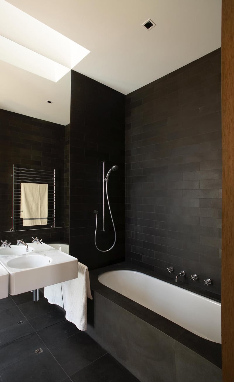 Salle de bain noire