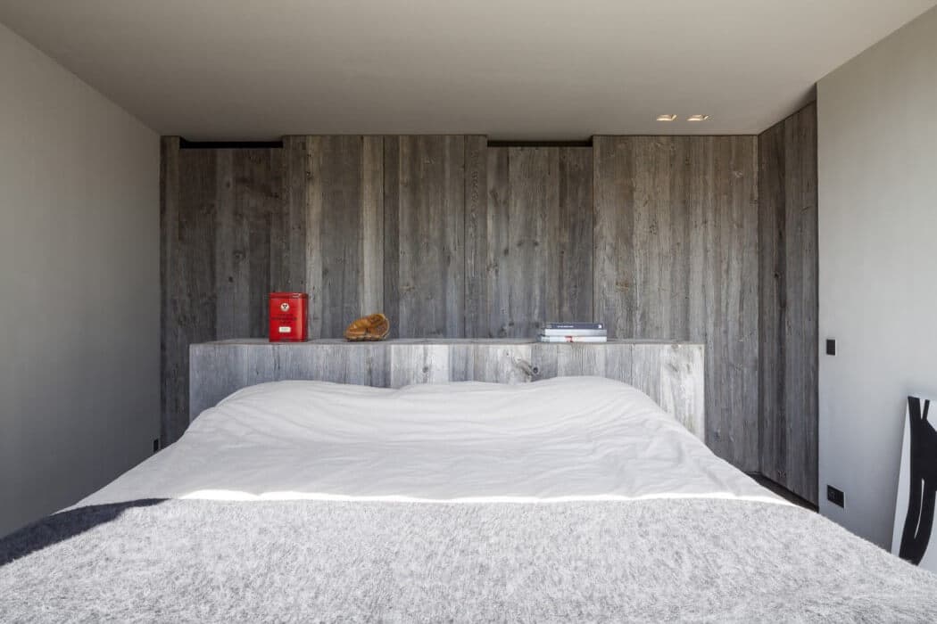 Chambre avec murs bois brut