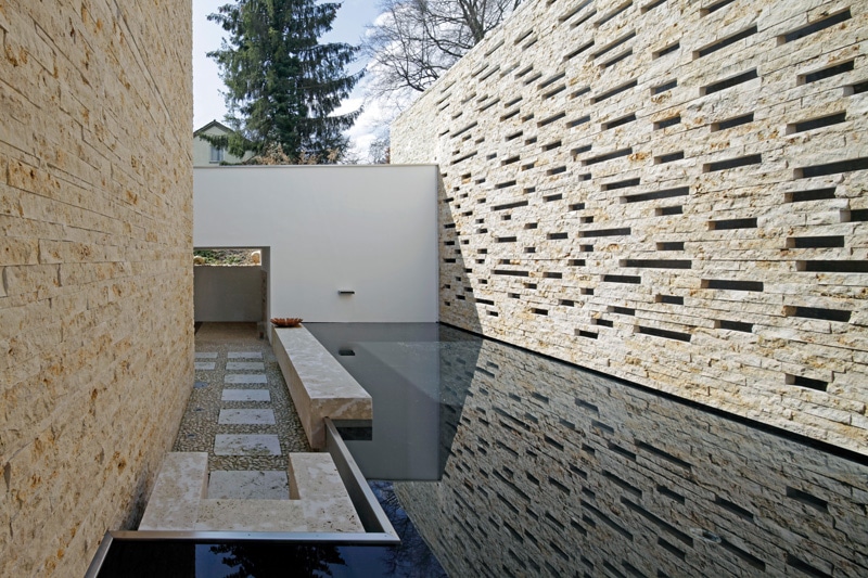 Murs en pierre en bordure de piscine
