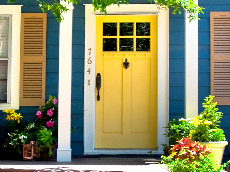 Porte entrée jaune façade bleu