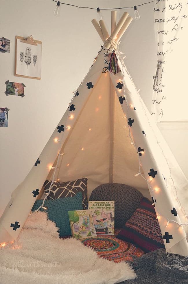 Tipi avec des coussins