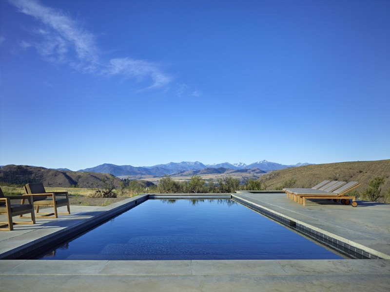 Piscine vue sur montagne