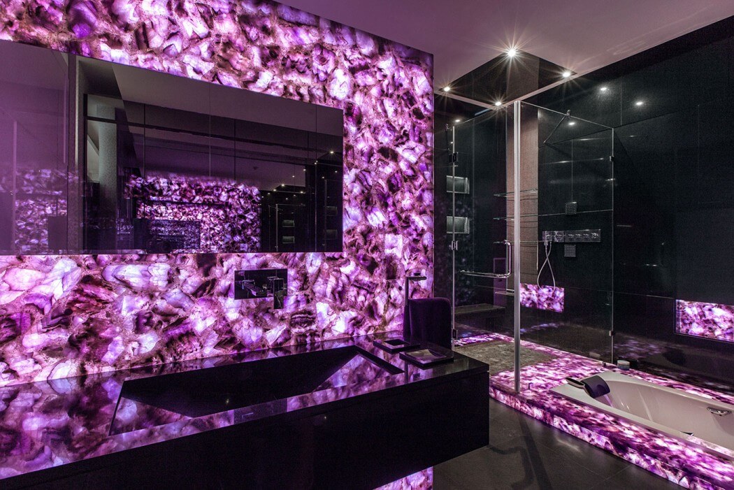 Salle de bain marbre violet