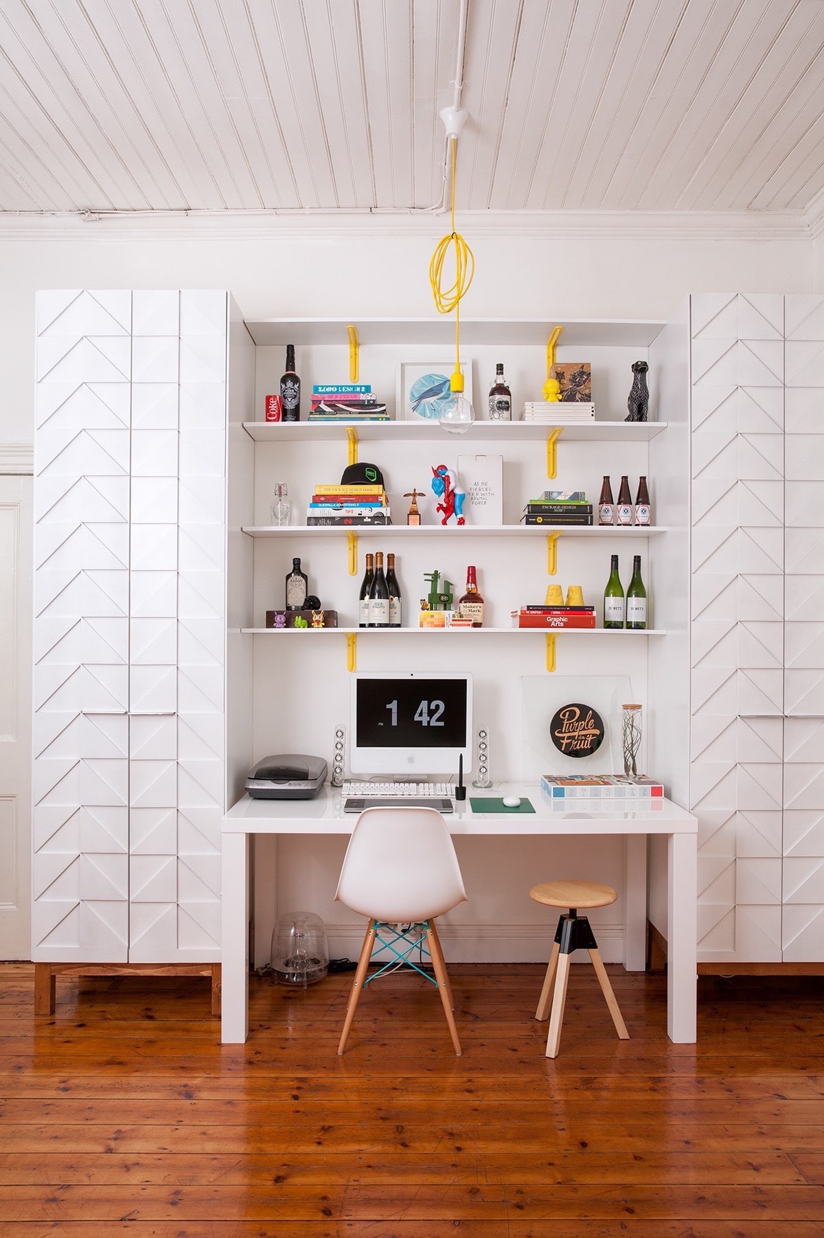 Bureau blanc avec chaise Eames