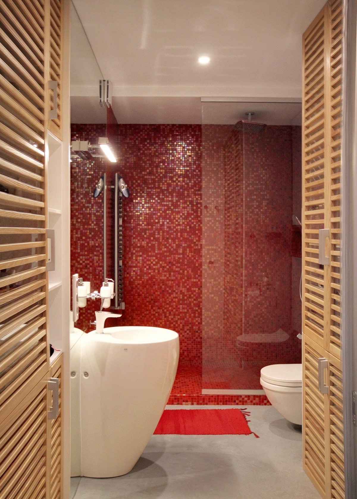 Salle de bain mosaique rouge