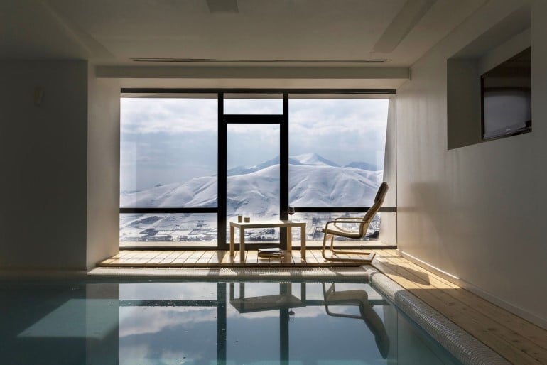 spa avec vue sur montagne