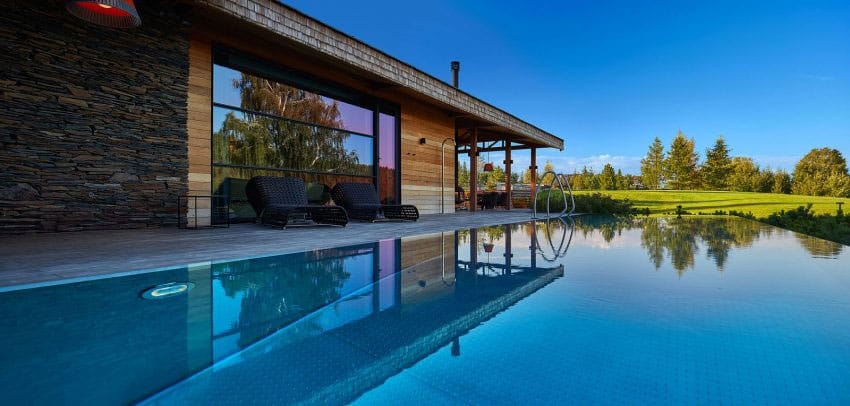 piscine en bordure de terrasse