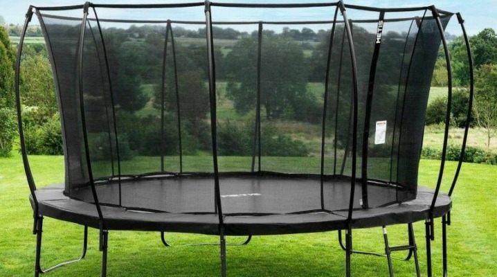 installer trampoline jardin