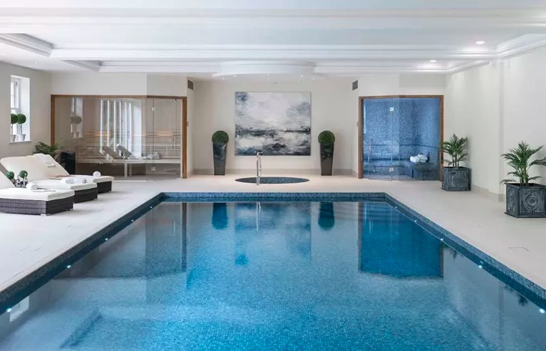 Piscine intérieure avec bassin couvert et espace détente